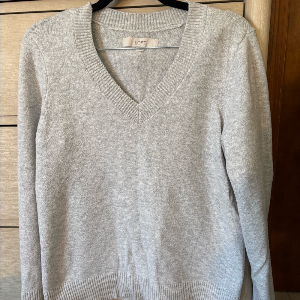 LOFT Women's Light Gray V-Neck Sweater